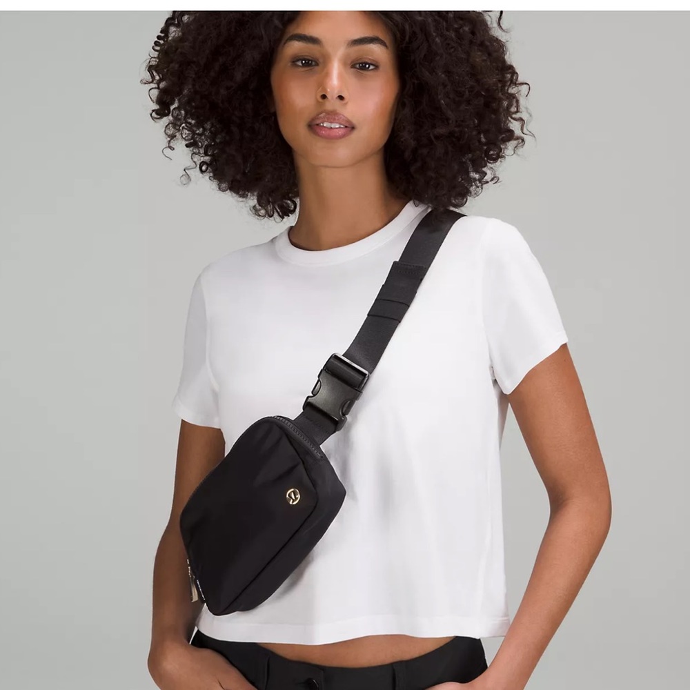 Lululemon Everywhere Belt Bag Black & Gold Crossbody EBB Nwt - Picture 2 of 6